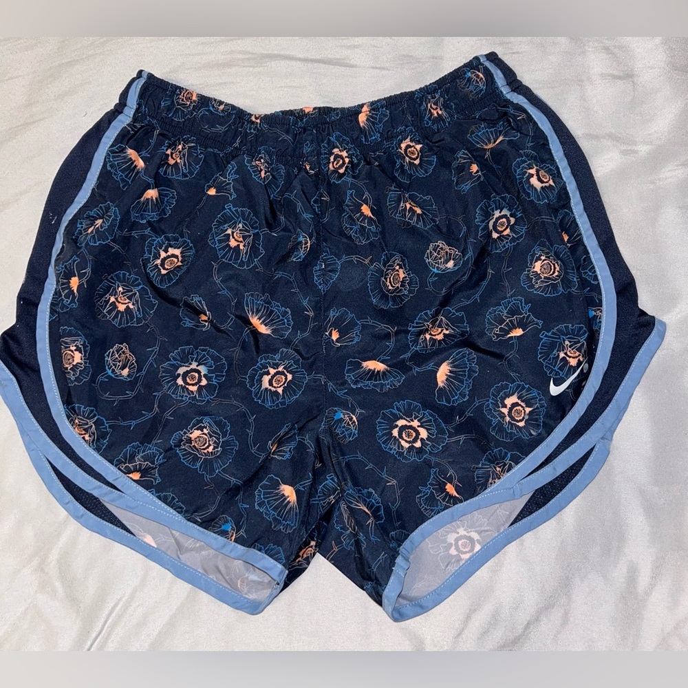 Floral M Nike shorts